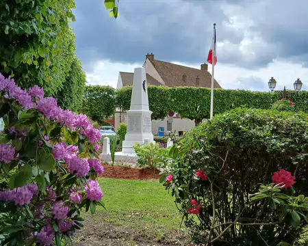 049 Sur la place de l’église, le monument aux morts de Coignières
