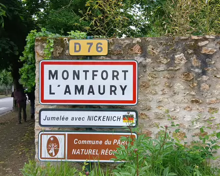 001 Arrivée à Montfort-l’Amaury (Yvelines) après avoir parcouru les 3 km qui séparent le village de la gare située sur la commune de Méré