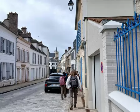002 La rue de Paris en direction du centre historique de Montfort-l’Amaury