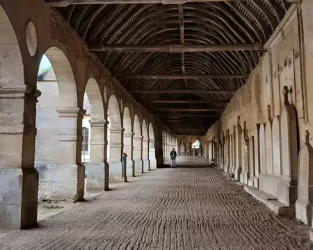 004 La galerie de l’aile est (XVIIème siècle) à l’aspect d’un cloitre est, en réalité, un ancien charnier