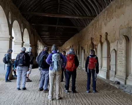 005 Martine nous raconte l’histoire du lieu qui a servi de charnier lors du déplacement, à la fin du XVème siècle, de l’ancien cimetière attenant à l’église...