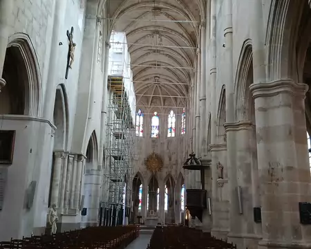 010 La vaste nef de style gothique. L’église est classée monument historique depuis 1840