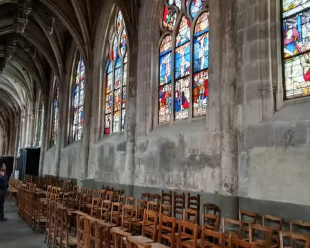 011 Cette église présente 37 verrières ornées de magnifiques vitraux Renaissance (2ème partie du XVIème siècle). Premier exemple français de l’utilisation de la...