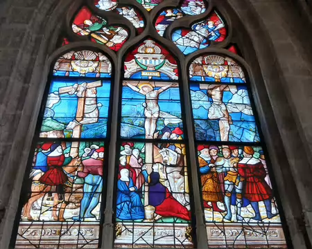 013 Vitraux représentant le Calvaire : le Christ et les larrons crucifiés