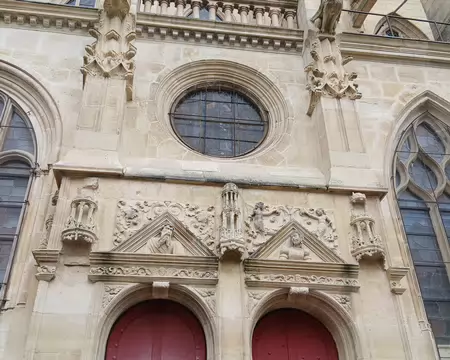 017 Au-dessus de la porte méridionale Renaissance, les bustes d’André de Foix (1490-1547), comte de Montfort, et de son épouse Françoise du Bouchet