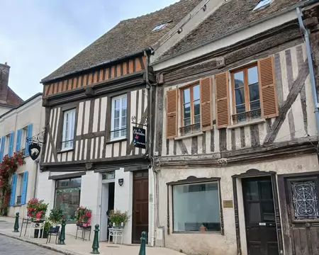 019 Maisons en pans de bois dans la rue Saint-Laurent, près de l’église