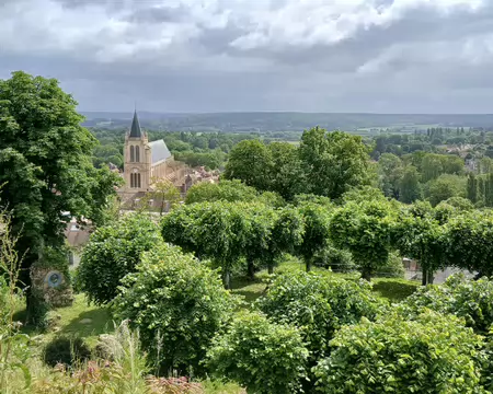 028 Vers le nord, vue sur l’église de Montfort-l’Amaury et la plaine de Montfort