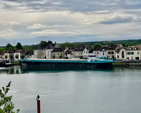Beaucoup de péniches au repos sur la Seine.