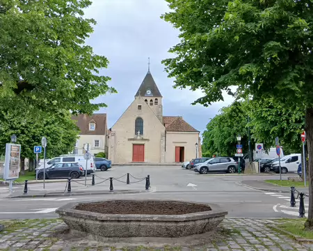 017 L’église romane Saint-Pierre (XIIIème siècle) vue de la rue Jean-Jacques Rousseau (Plaisir)