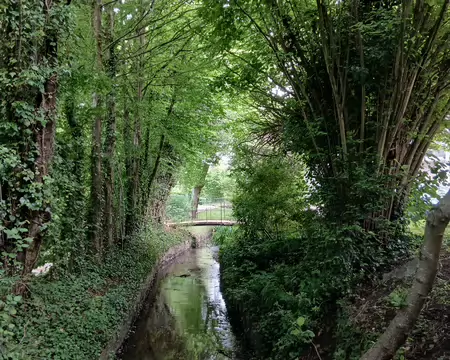 021 Long de 13 km, le ru du Maldroit, affluent de la Mauldre, prend sa source à Trappes