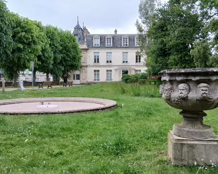 022 L’hôtel de ville de Plaisir vu du parc