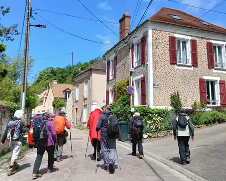 032 Arrivée à Neauphle-le-Château par la rue de la Gouttière