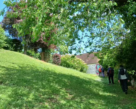 042 L’ancienne motte féodale (derrière la mairie). Un donjon de pierre, aujourd’hui disparu, y a été construit au XIème siècle, au point culminant de la région (185...