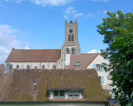 043 Depuis la motte féodale, vue sur l’église Saint-Nicolas (façade sud). Un télégraphe Chappe, installé au sommet du clocher (à 40 m de haut) en 1798, a fonctionné...
