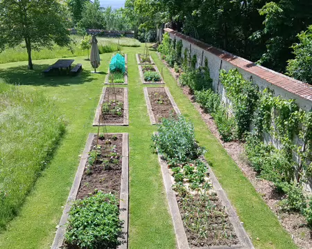 044 Vue sur un jardin clos depuis la motte castrale de Neauphle-le-Château