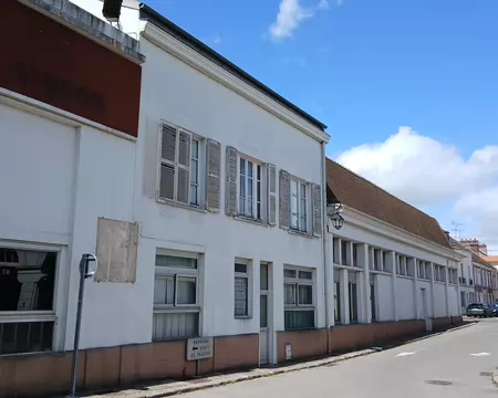045 Près de l’église, l’ancienne usine Grand Marnier (façades 1930). La distillerie créée ici en 1827 par J-B Lapostolle, a été développée par son gendre, A....