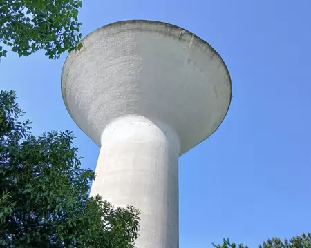002 L’imposant château d’eau vu de l’avenue de Beaumont (Fosses)