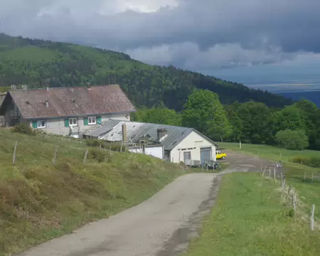 IMGP8015 La ferme-auberge de Steinlebach. 62 randonneurs peuvent loger là-dedans !