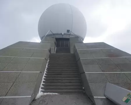IMGP8089 Le radar du Grand Ballon. À la faveur d’une opportune averse de neige qui en a chassé les touristes…