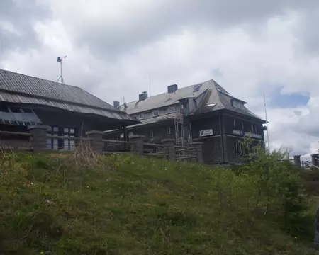 IMGP8103 Malheureusement cette magnifique auberge est fermée, ce qui va nous condamner à un dortoir beaucoup plus rustique…
