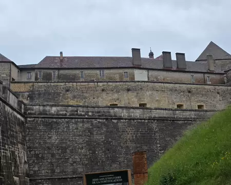 006 Au cours de ces 10 siècles, le château de Joux fut sans cesse agrandi, remanié, renforcé pour faire face aux progrès de l'art de la guerre et de l'artillerie.