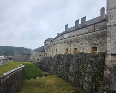 007 Le château est composé de 5 enceintes, 2 hectares de bâtiments, 250 pièces, 3 fossés et 3 ponts-levis.