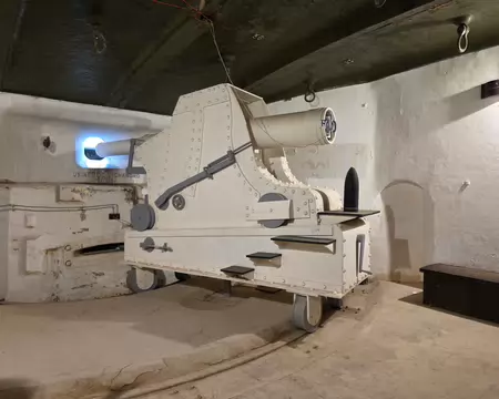 008 Réplique d'un canon de 155 mm. Situé dans la seule casemate mougin encore en état de fonctionnement.