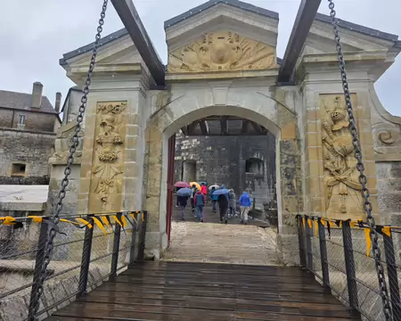 009 Pont-levis à flèches de la porte d'honneur du château dont la restauration s'est achevée en juin 2022.