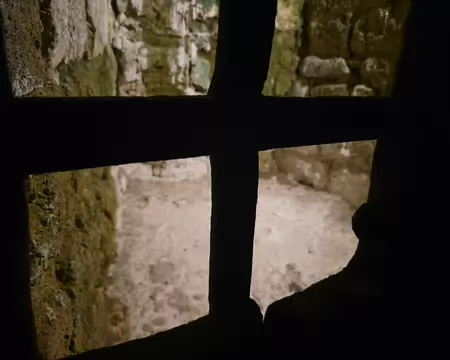 014 Le cachot de Berthe est une légende qui entoure le château. Berthe accueillit un ami d'enfance, Amey qui revenait de croisade et qui annonça à Berthe qu'Amaury...
