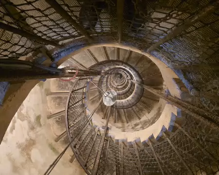 015 Escalier à vis (XIXe) de 30 mètres et composé de 212 marches.