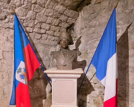 018 Buste offert par la République d'Haïti pour le bicentenaire de sa mort au fort de Joux. 1803 – 2003.