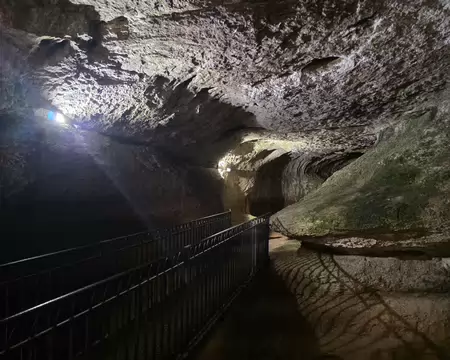 022 La chapelle se trouve dans une grotte naturelle.