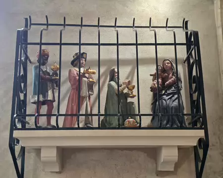 034 Statuettes en tilleul polychrome des Rois Mages et de la Vierge à l'enfant.
