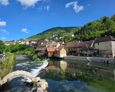 046 Plus belle vue sur le village traversé par la Loue.