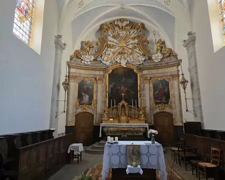 049 L'église abrite un beau maître-autel réalisé par Fauconnet.