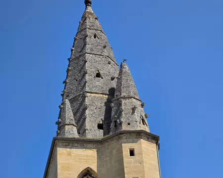 053 L'église Saint-Laurent. Construite en 1390, agrandie à deux reprises et remaniée en 1747 est un véritable joyau du point de vue architectural.