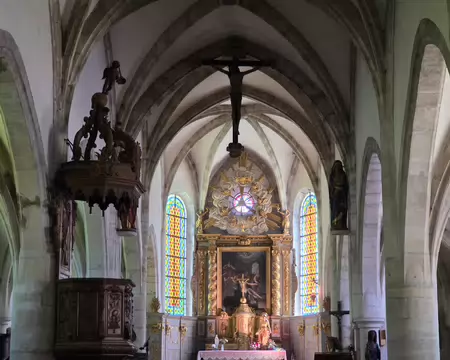 054 Retable du maître-autel du XVIIe siècle et chaire à prêcher du XVIIe siècle, symbole de papauté.