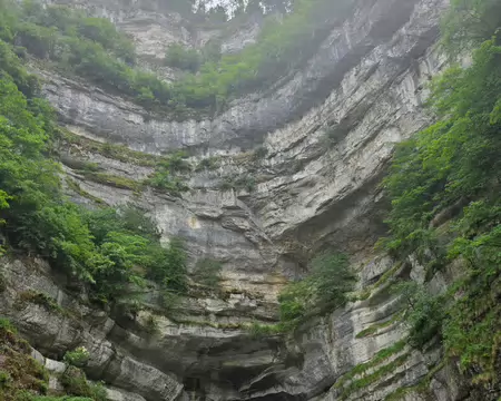 057 La source de la Loue est une majestueuse résurgence de la rivière Doubs, jaillissant d'une grotte au pied d'une falaise de plus de 100 mètres de haut.