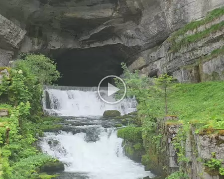 058 Elle jaillit d'une caverne large de 60 mètres et haute de 30 mètres.