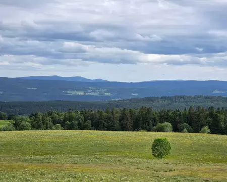 062 Vue sur les Monts du Lyonnais et au fond à droite la crête du Pilat depuis la chapelle Saint-Clair.