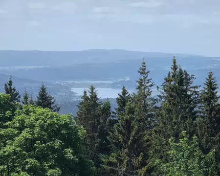 066 Depuis le Grand-Taureau, vue sur le lac de Saint-Point et derrière le lac de Remoray.
