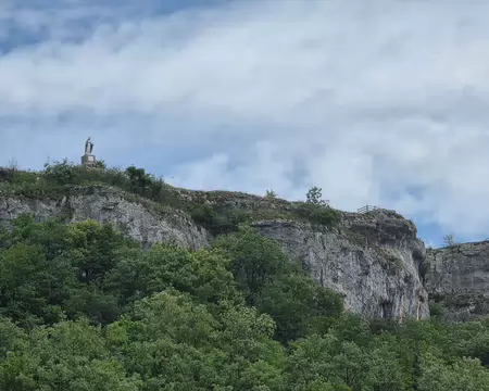 074 Depuis Ornans, la montée est très raide avec de nombreuses marches très hautes pour atteindre les belvédères sur Ornans.