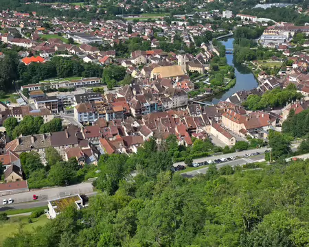 076 Vue sur le centre ancien d'Ornans et la Loue.