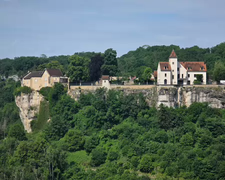 077 Lieu-dit le château. Tout proche à vol d'oiseau, il faut marcher 3 km pour l'atteindre.