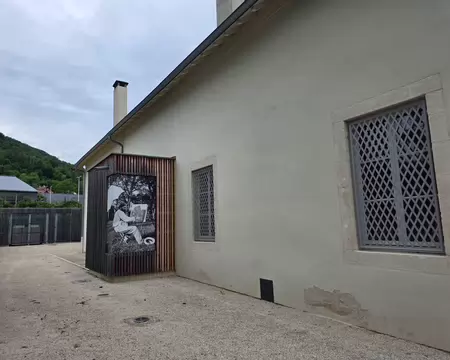 083 Dans cette maison, Gustave Courbet eut un grand atelier de 1863 à 1873.