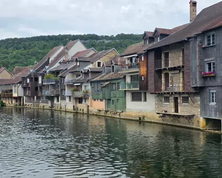 089 Maisons d'Ornans sur le bord de la Loue.