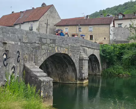 101 Le pont de Nahin a été construit en 1607 puis restauré en 1775. Ses dimensions sont de 4,90 m de large pour 35 m de long.