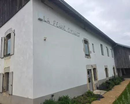 102 Implantée dans le village de Flagey, sur le plateau d'Amancey, la ferme familiale des Courbet est un témoignage de l'activité agricole de la famille.