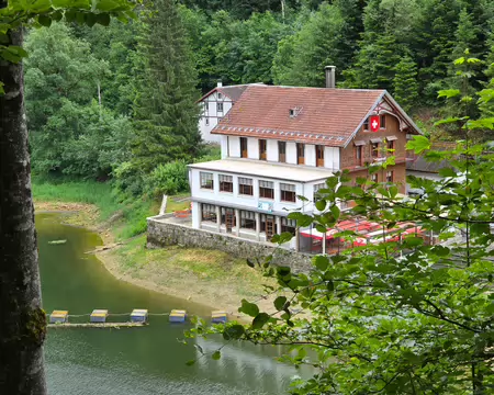 106 Sur l'autre rive du Doubs, établissement Suisse.
