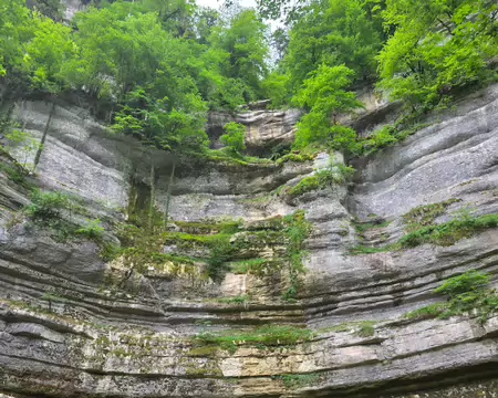 119 La cascade du Lançot (à sec) est une chute d'eau verticale de 47 m de hauteur, qui tombe de la grotte-source du Lançot, affluent rive droite du Dessoubre.